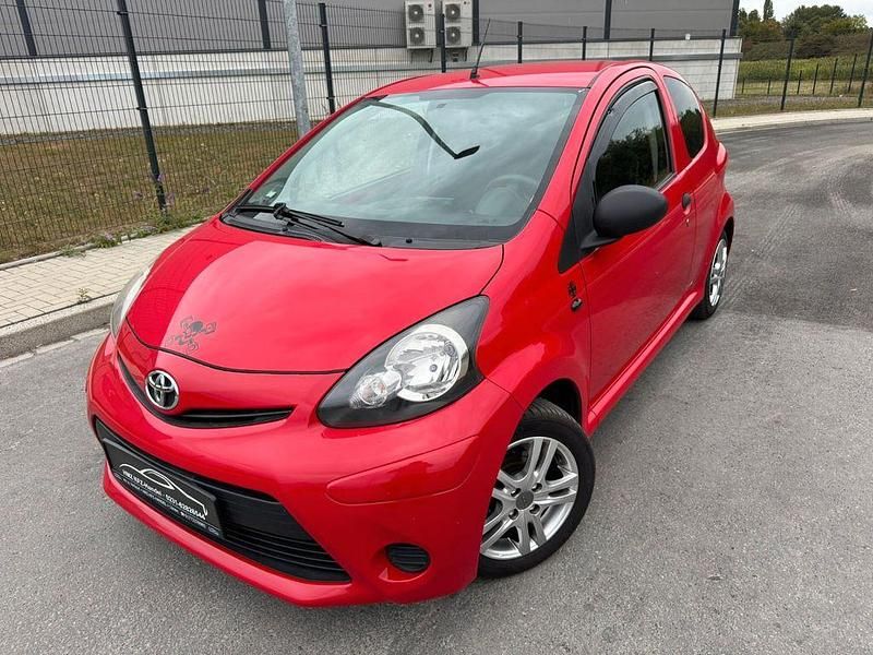 Rot Gebraucht 2013 Toyota Aygo Basis Kleinwagen | 2.990 € (Etwas zu teuer) - Bild 1/4