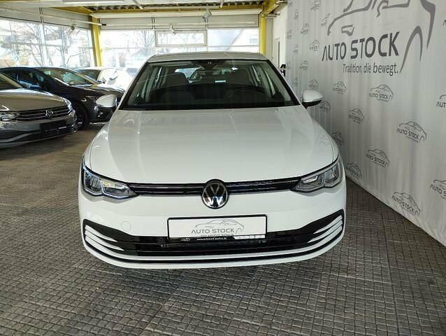 Second-hand VW Golf VIII Life 131 CP (96 kW) 2022 Alb Berlinǎ