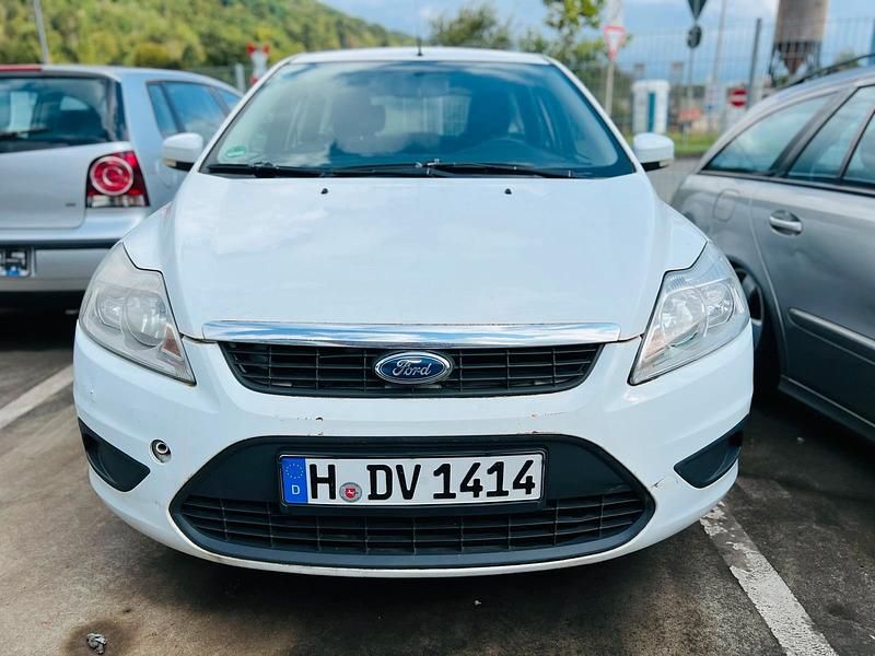 Weiß Gebraucht 2009 Ford Focus Kombi | 1.400 € (Guter Preis) - Bild 1/4