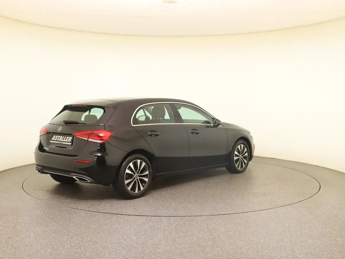 Gebraucht Mercedes A220 Business 190 PS (139 kW) 2021 Unilack nachtschwarz Limousine