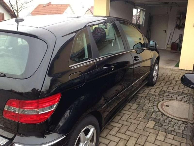 Gebraucht Mercedes B180 116 PS (85 kW) 2010 Schwarz Van / Kleinbus