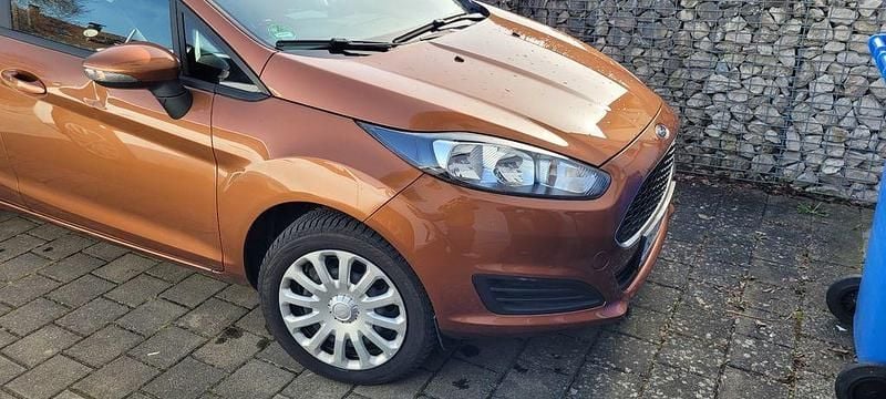 Gebraucht Ford Fiesta Ambiente 60 PS (44 kW) 2014 Braun Kleinwagen