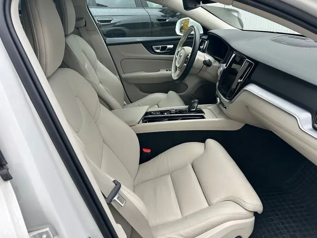 Gebraucht Volvo V60 Momentum 197 PS (144 kW) 2020 Weiß Kombi