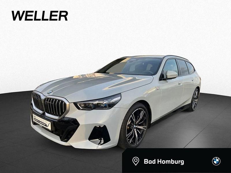 Brooklyn grau (grau) Gebraucht 2025 BMW 520 M Sport Kombi | 52.970 € (Fairer Preis) - Bild 1/4