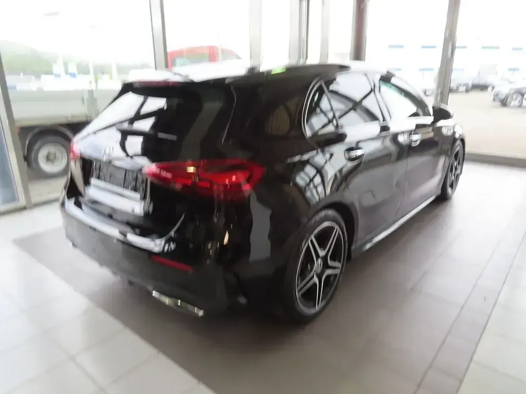Gebraucht Mercedes A200 AMG 150 PS (110 kW) 2025 Nachtschwarz Limousine
