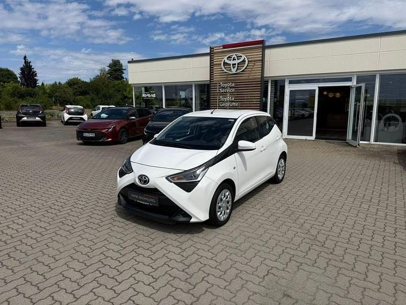 Weiß Gebraucht 2021 Toyota Aygo Business Edition Kleinwagen | 8.950 € (Fairer Preis) - Bild 1/4