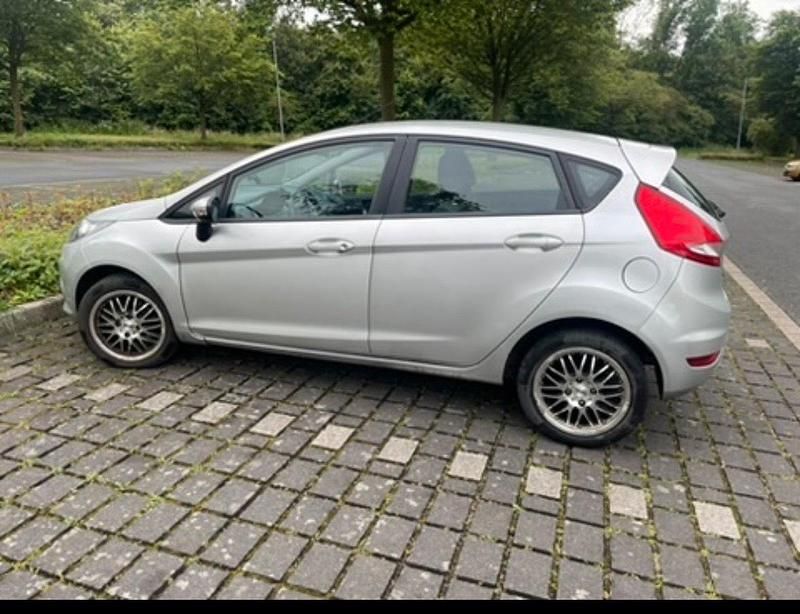 Gebraucht Ford Fiesta Trend 82 PS (60 kW) 2010 Silber Kleinwagen