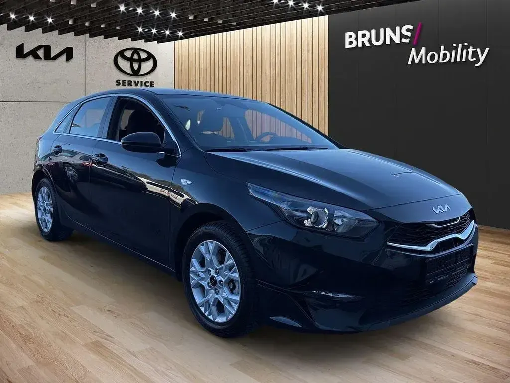 Usado Kia Ceed Comfort 140 CV (102 kW) 2025 Negro Utilitario