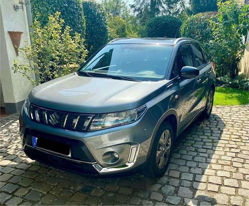 Grau Gebraucht 2021 Suzuki Vitara SUV | 16.500 € (Superpreis) - Bild 1/4