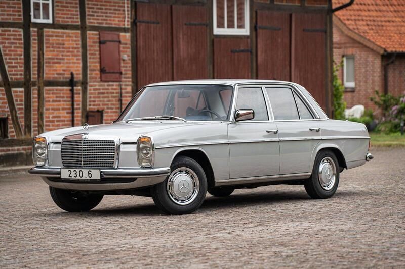 Silber Gebraucht 1974 Mercedes W114 Limousine | 39.900 € - Bild 1/4
