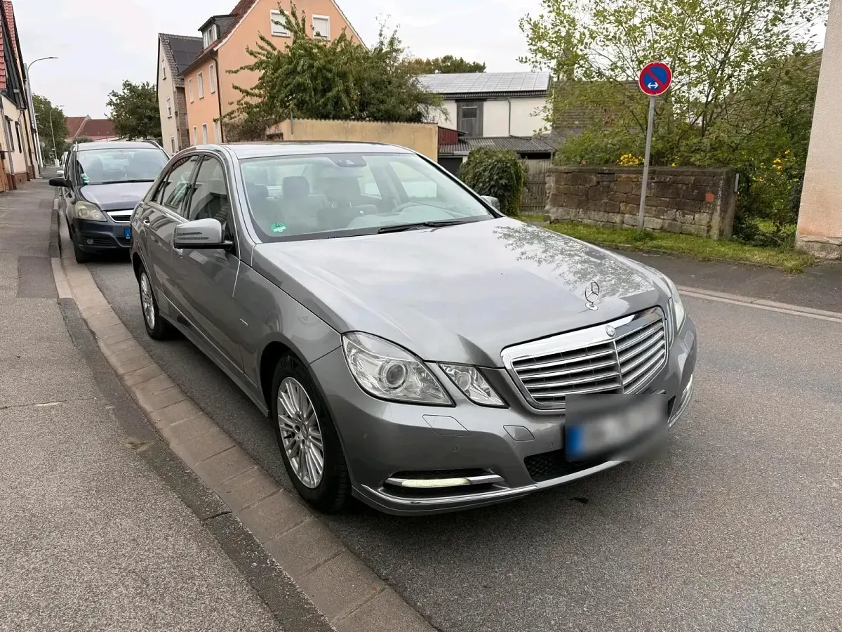 Gebraucht Mercedes E220 170 PS (125 kW) 2012 Grau Limousine