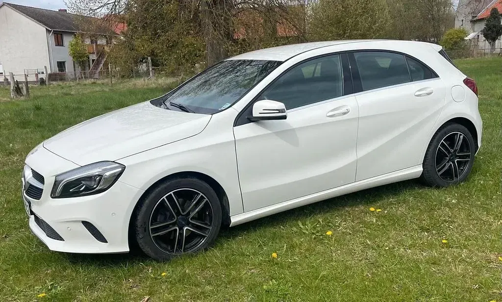 Gebraucht Mercedes A180 122 PS (89 kW) 2017 Weiß Limousine
