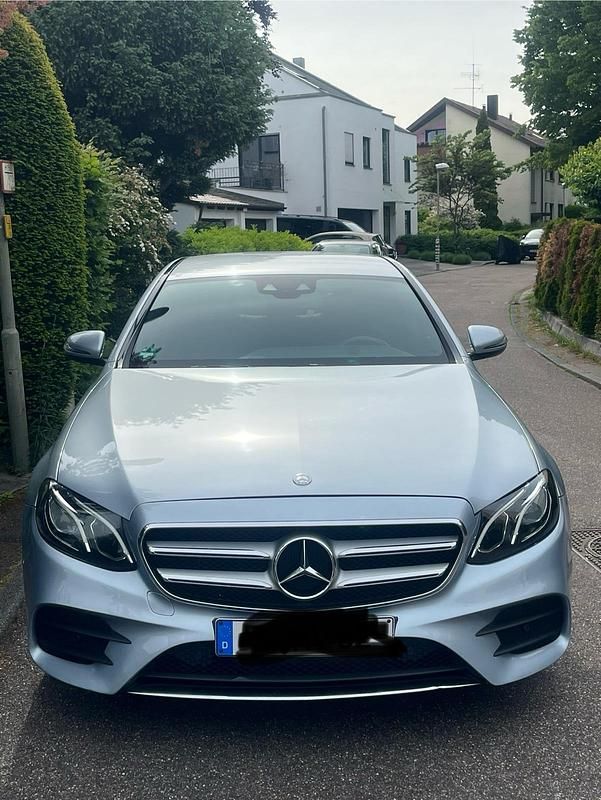 Silber Gebraucht 2016 Mercedes E220 AMG line Limousine | 18.500 € (Etwas zu teuer) - Bild 1/4
