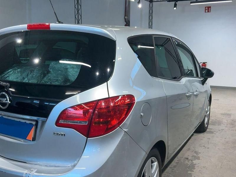 Gebraucht Opel Meriva Design Edition 101 PS (74 kW) 2011 Silber Van / Kleinbus