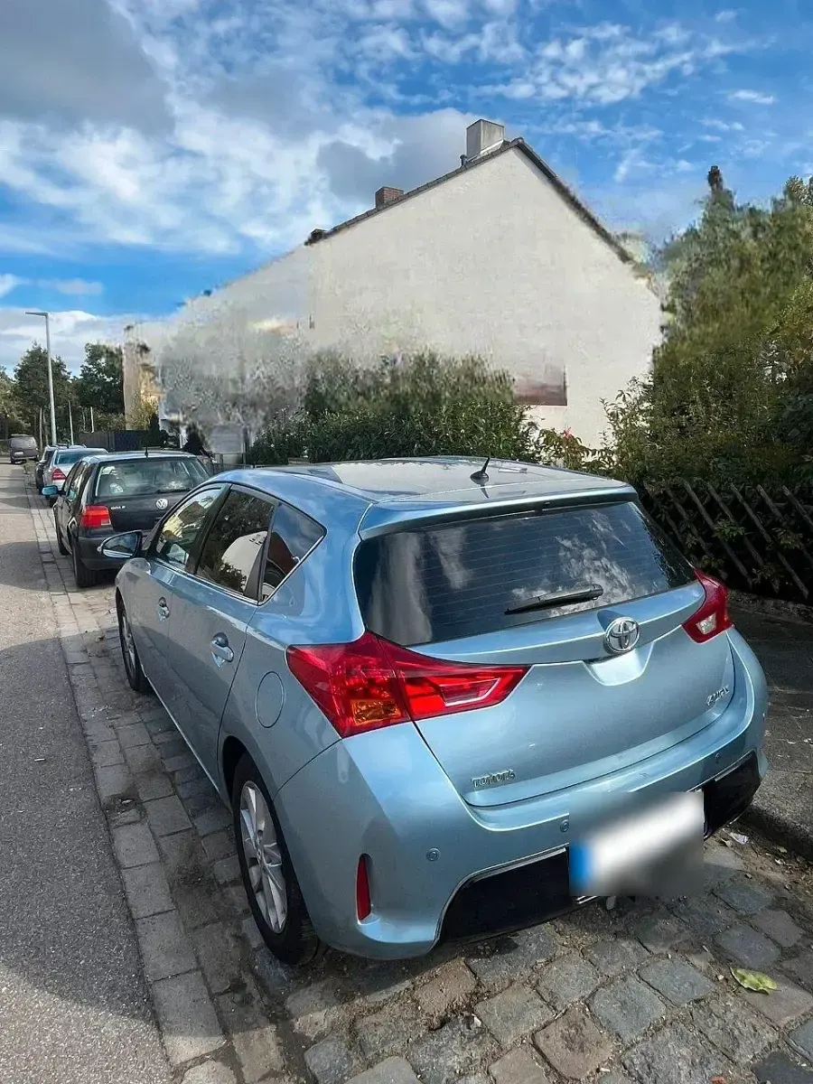 Gebraucht Toyota Auris Edition 132 PS (97 kW) 2013 Blau Kombi