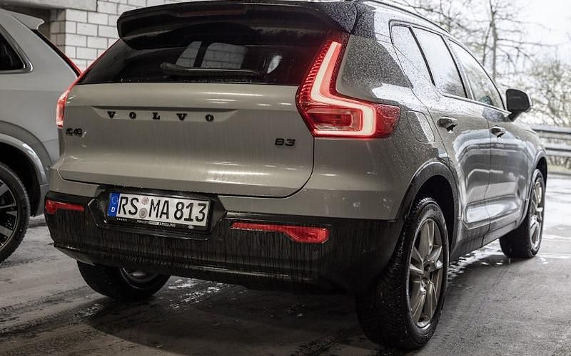 Neu Volvo XC40 Plus 163 PS (119 kW) 2025 Grau SUV