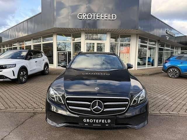 Obsidianschwarz metalliclack Gebraucht 2020 Mercedes E200 Avantgarde Kombi | 27.990 € (Fairer Preis) - Bild 1/4