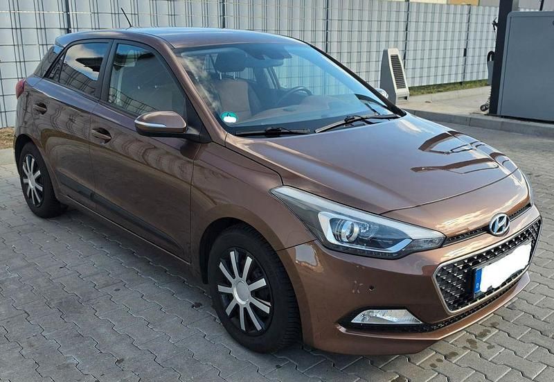 Gebraucht Hyundai i20 90 PS (66 kW) 2015 Braun Kleinwagen
