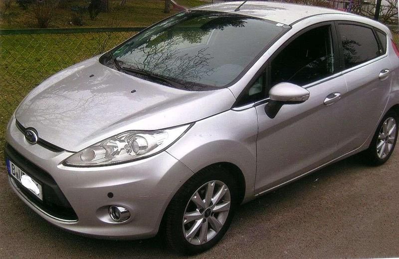 Gebraucht Ford Fiesta Ghia 97 PS (71 kW) 2010 Silber Limousine