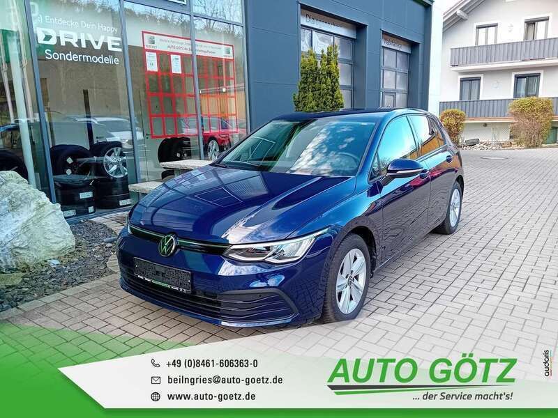Atlantic blue metallic (metallic) Gebraucht 2023 VW Golf VIII Life Limousine | 25.890 € (Fairer Preis) - Bild 1/4