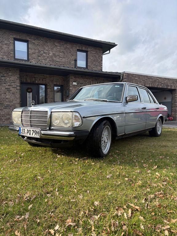 Gebraucht Mercedes E300 88 PS (64 kW) 1979 Blau Limousine