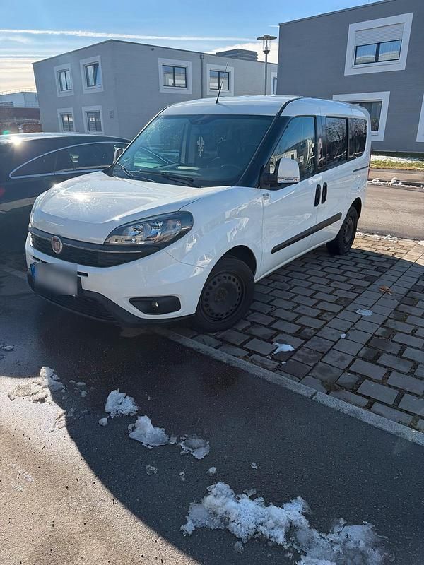 Weiß Gebraucht 2022 Fiat Doblò Van / Kleinbus | 16.990 € (Guter Preis) - Bild 1/4