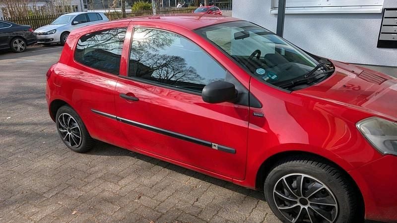 Second-hand Renault Clio II 75 CP (55 kW) 2011 Roșu Hatchback