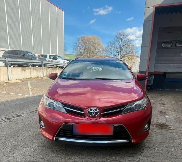 Gebraucht Toyota Auris 132 PS (97 kW) 2015 Rot Kombi