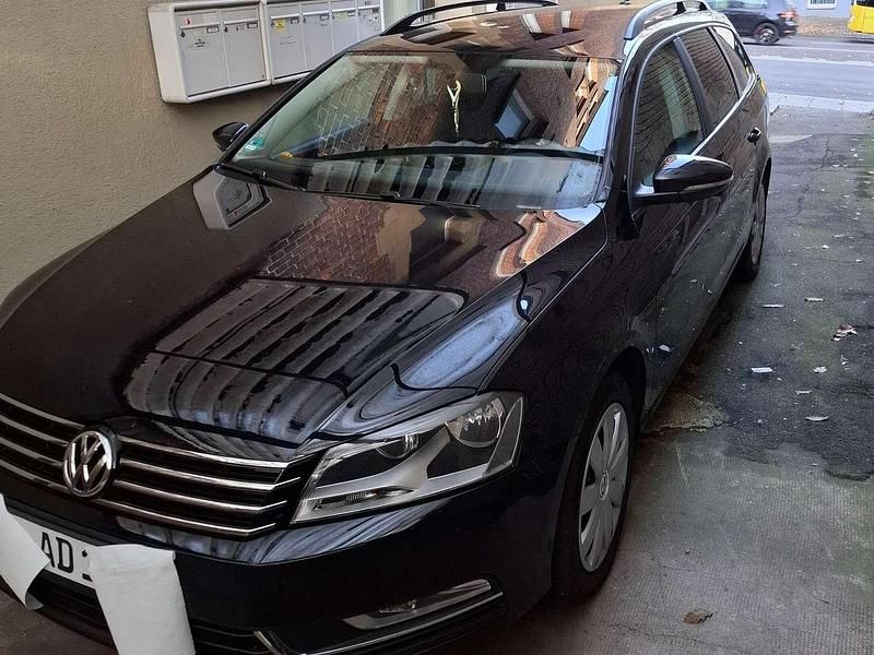 Schwarz Gebraucht 2011 VW Passat Comfortline Kombi | 6.999 € (Fairer Preis) - Bild 1/4