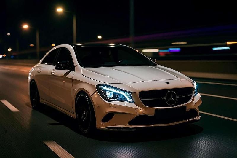 Weiß Gebraucht 2016 Mercedes CLA220 Limousine | 23.999 € - Bild 1/4