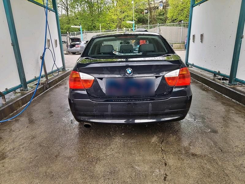 Gebraucht BMW 318 129 PS (94 kW) 2007 Schwarz Limousine