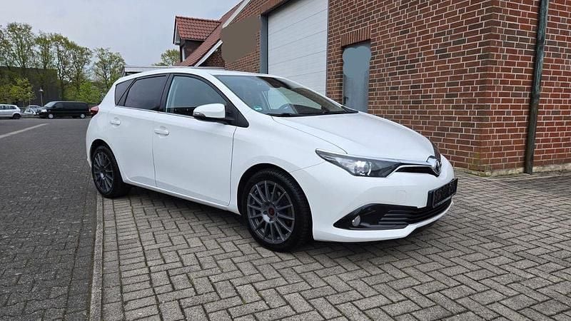 Weiß Gebraucht 2016 Toyota Auris Design Limousine | 7.990 € (Guter Preis) - Bild 1/4