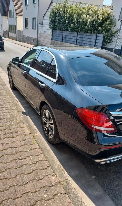 Second-hand Mercedes E300 256 CP (188 kW) 2020 Negru Berlinǎ