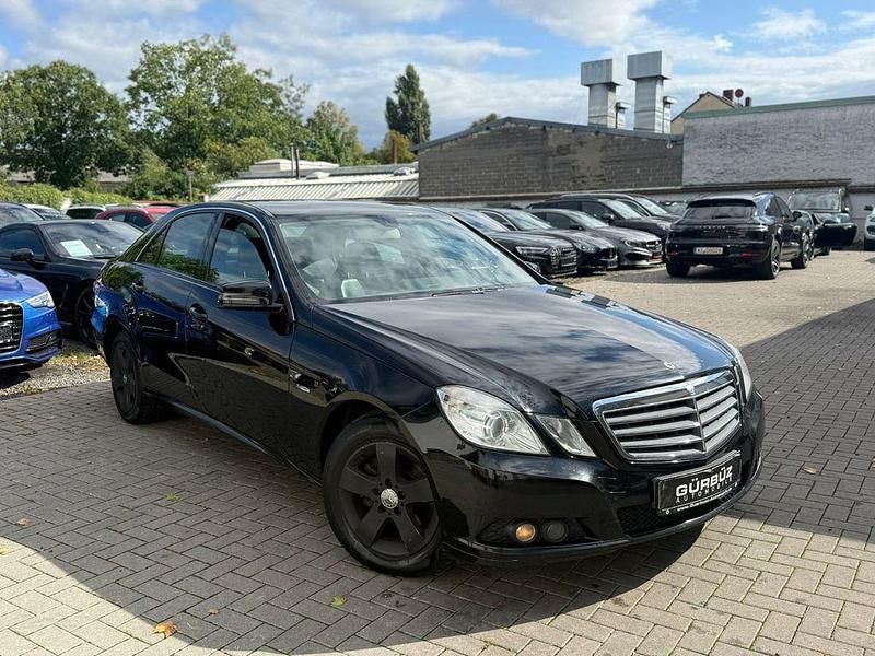 Schwarz Gebraucht 2011 Mercedes E200 Limousine | 4.400 € (Fairer Preis) - Bild 1/4