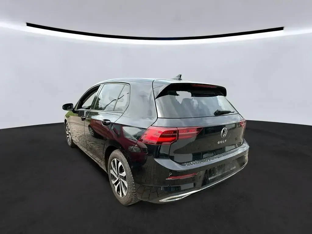 Gebraucht VW Golf VIII Active 150 PS (110 kW) 2022 Deep black perleffekt (metallic) Limousine