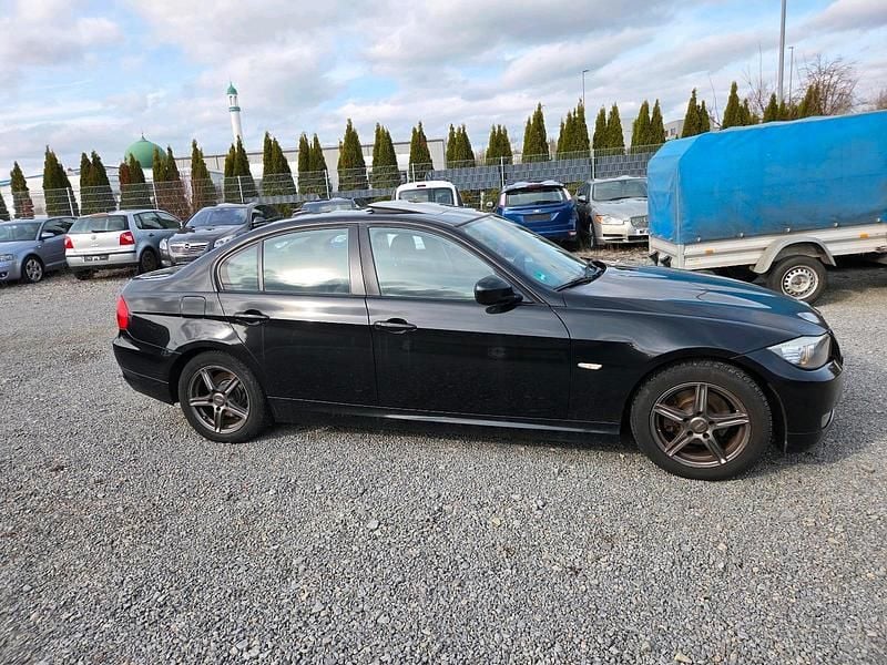 Gebraucht BMW 320 170 PS (125 kW) 2011 Schwarz Limousine