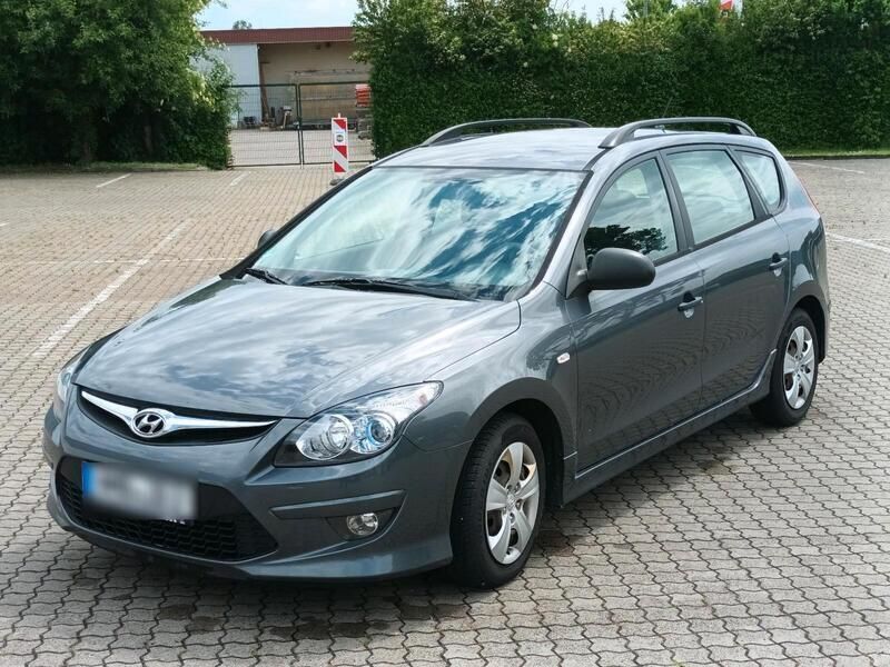 Grau Gebraucht 2011 Hyundai i30 Kombi | 2.250 € (Guter Preis) - Bild 1/4