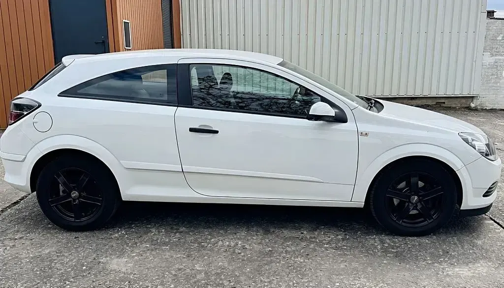 Gebraucht Opel Astra GTC Selection 90 PS (66 kW) 2009 Weiß Limousine
