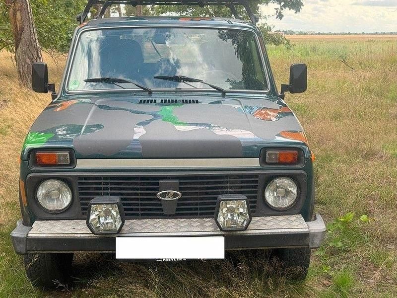Grün Gebraucht 2010 Lada niva SUV | 4.850 € (Fairer Preis) - Bild 1/4