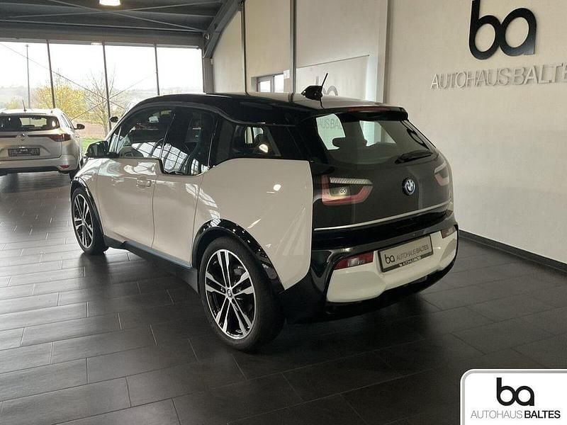 Gebraucht BMW i3 Comfort Edition 135 kW (184 PS) 2022 Capparisweiß akzent iblau Kleinwagen