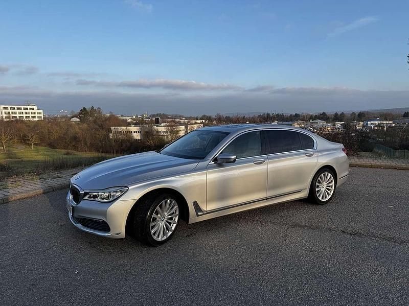 Grau Gebraucht 2016 BMW 730 Luxury Line Limousine | 30.000 € (Teuer) - Bild 1/4