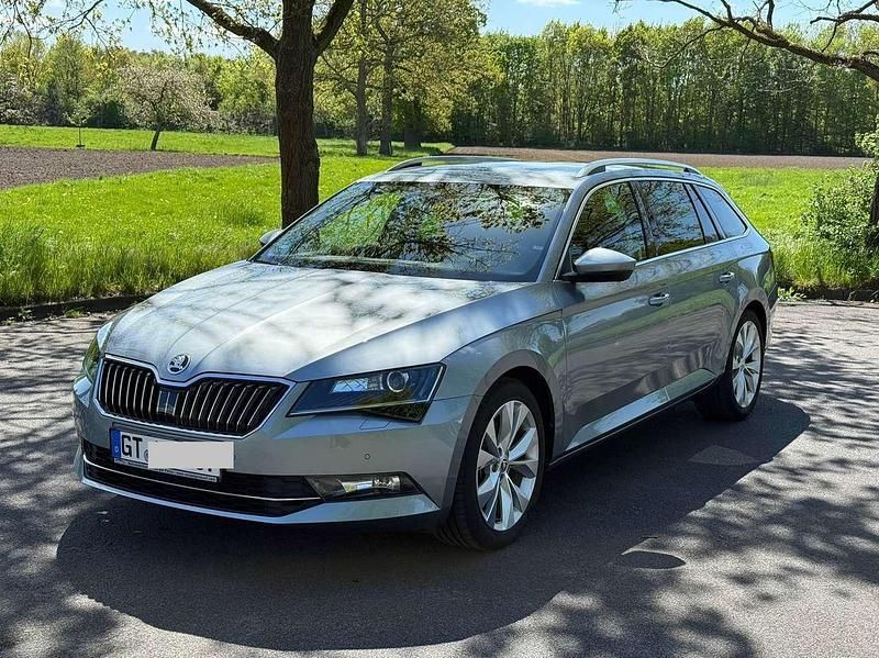 Grau Gebraucht 2019 Skoda Superb Ambition Kombi | 27.999 € (Teuer) - Bild 1/4