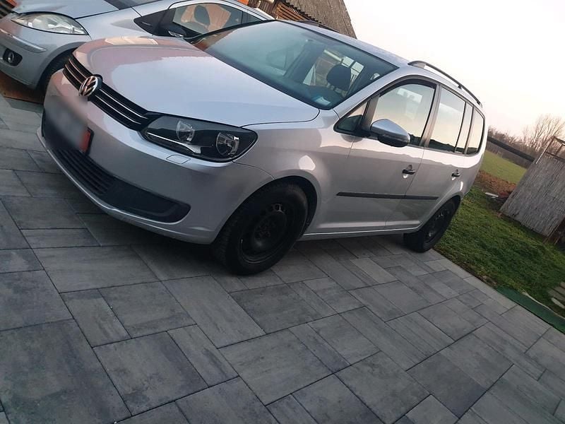 Second-hand VW Touran 105 CP (77 kW) 2011 Argintiu Monovolum