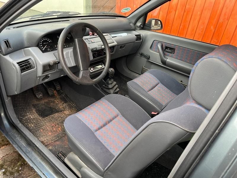 Second-hand Renault Clio LE 54 CP (39 kW) 1991 Gri Hatchback