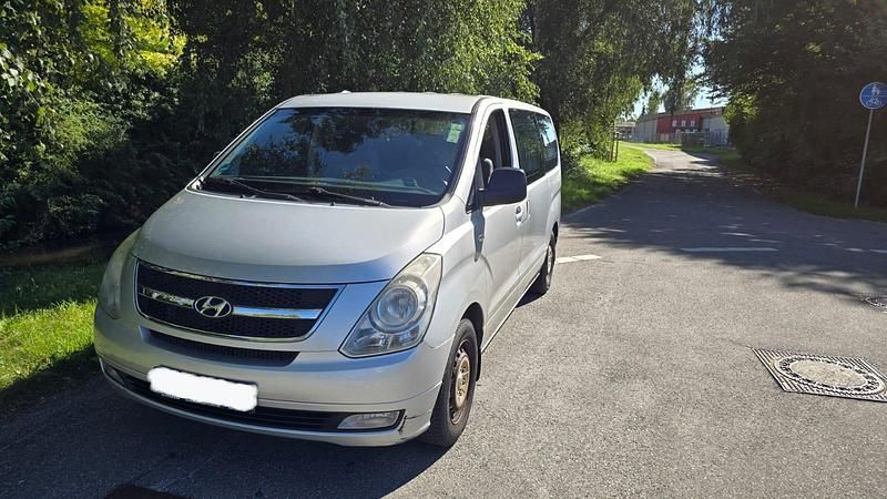 Silber Gebraucht 2009 Hyundai H-1 Van / Kleinbus | 3.900 € (Superpreis) - Bild 1/4
