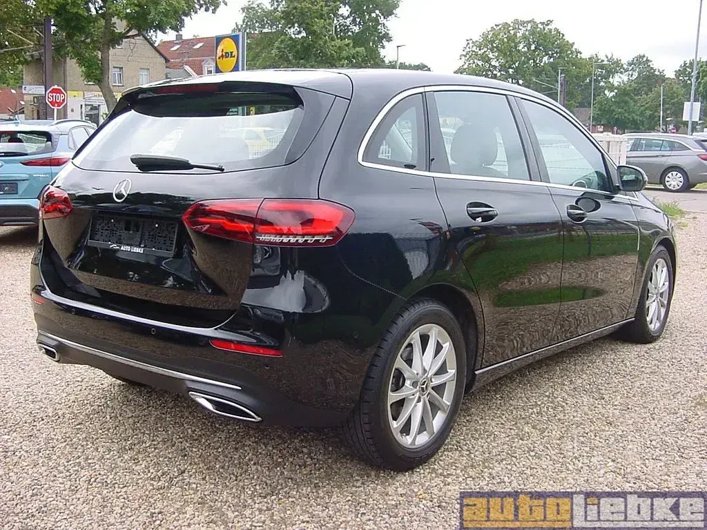 Gebraucht Mercedes B180 136 PS (100 kW) 2021 Kosmosschwarzmetallic Kleinwagen