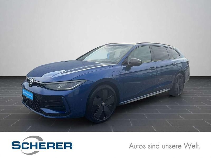 Reef blue metallic (metallic) Gebraucht 2025 VW Passat R-line Kombi | 46.900 € (Superpreis) - Bild 1/3