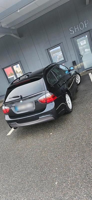 Gebraucht BMW 320 177 PS (130 kW) 2008 Schwarz Kombi