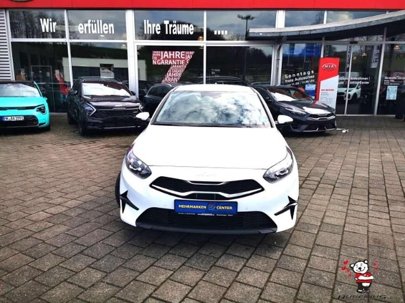 Neu Kia Ceed 101 PS (74 kW) 2025 Weiss Kleinwagen