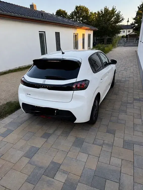 Gebraucht Peugeot 208 Active 101 PS (74 kW) 2021 Weiß Kleinwagen